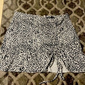 Woman’s SHEIN PLUS SIZE Leopard skirt